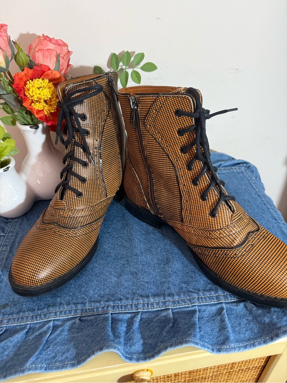 EMBASSY LONDON- Hatter Combat Boot in Gold and Black Leather size 40